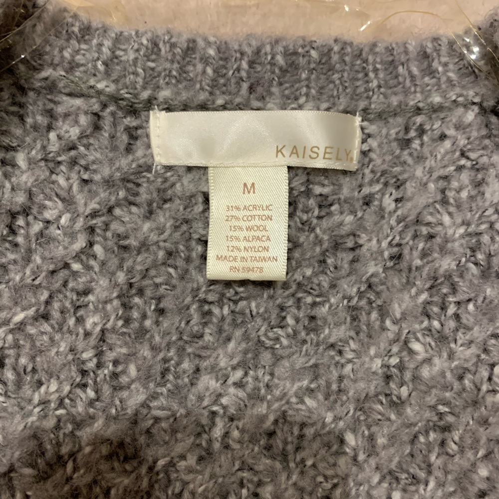 Form Flattering Short Sleeved Sweater - Picture 14 of 15
